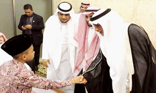  وهنا يصافح متسابقًا إندونيسيًّا