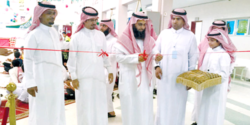  الصحفي يقص شريط افتتاح المركز