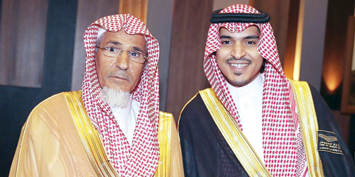  الزميل عبدالرحمن أباعود بمشلح التخرّج مع والده
