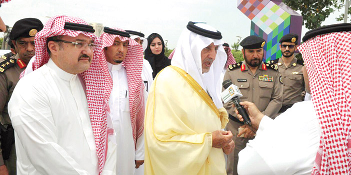  الأمير خالد ومحافظ جدة خلال الجولة في المتحف المفتوح