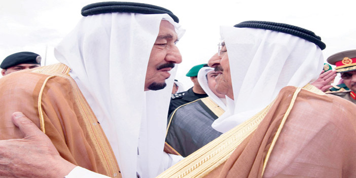  خادم الحرمين مستقبلاً أمير دولة الكويت لدى وصوله الرياض