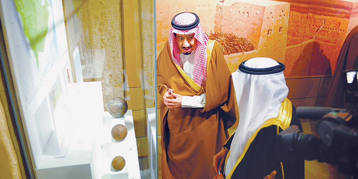  خادم الحرمين في إحدى زياراته للمصمك.. عناية دائمة بالتراث