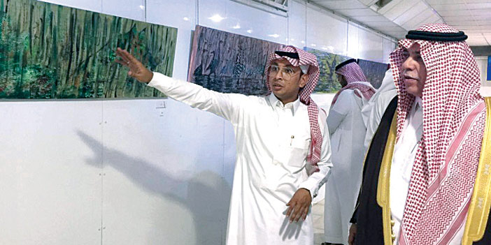  د. ماجد القصبي يستمع لشرح الفنان بكر عبد السلام