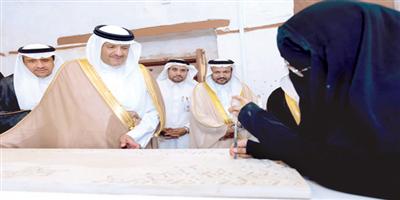 سلطان بن سلمان يزور مركز التدريب والإنتاج الحرفي بجدة 