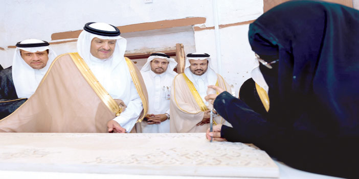  الأمير سلطان بن سلمان داخل مركز التدريب والإنتاج الحرفي في جدة التاريخية