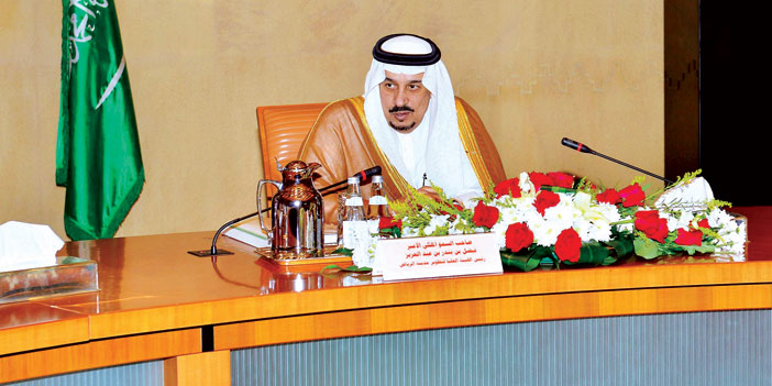   الأمير فيصل بن بندر يتحدث خلال الاجتماع