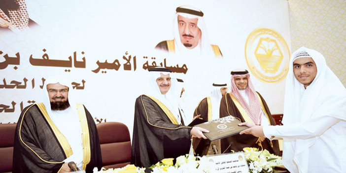   الأمير سعود بن نايف يكرِّم أحد الفائزين وبجواره وزير التعليم والسديس