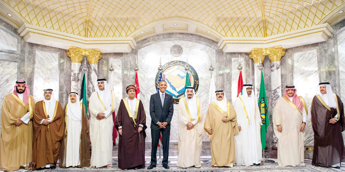   خادم الحرمين والرئيس الأمريكي يتوسطان الصورة مع القادة الخليجيين