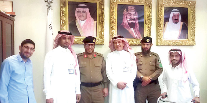   العقيد الباهلي مع مسؤولي المركز