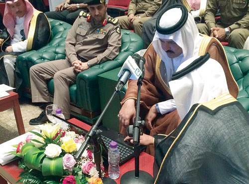  الأمير عبدالعزيز خلال تدشين برامج الحملة
