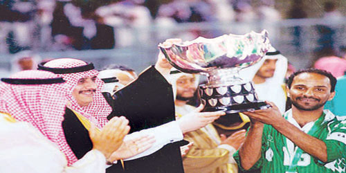   سلطان بن فهد مع كأس آسيا