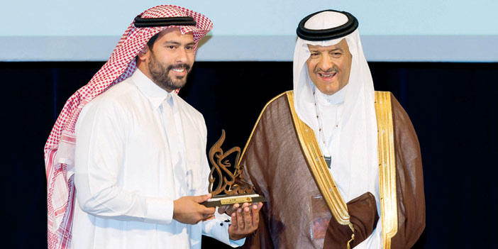 الأمير سلطان بن سلمان يكرّم الفنان التشكيلي القنديل 