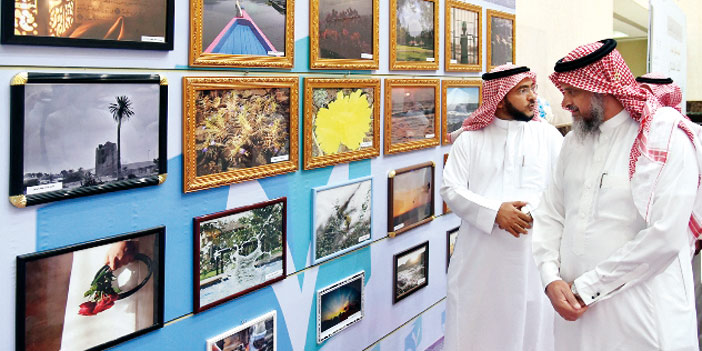   د. القحطاني يشاهد أعمال الطلاب الفنية