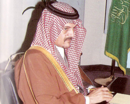   الأمير سعود الفيصل في اجتماع مجلس  الإدارة بالمدارس سنة 1996.