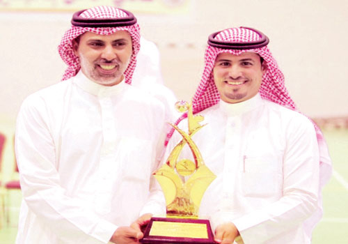   اللحيدان يتسلم الدرع