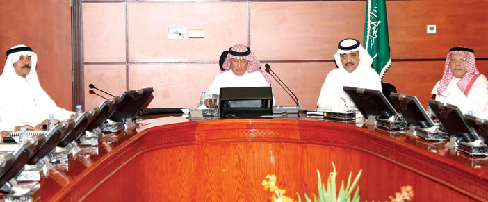  رئيس مجلس الإدارة والمدير العام ورئيس التحرير خلال الاجتماع