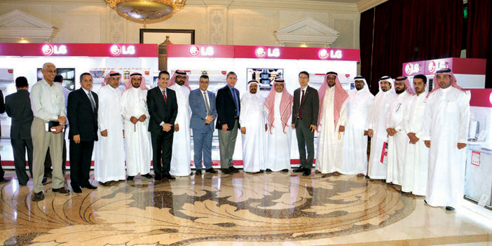  أعضاء الإدارة في مجموعة شاكر مع كبار موزعي مكيفات «إل جي»