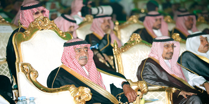  الأمير مقرن خلال رعايته الحفل