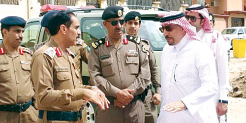  خلال زيارة اللجنة لعدد من المواقع المتضررة