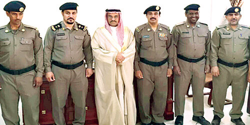  رئيس المركز ورئيس الشرطة مع الأفراد