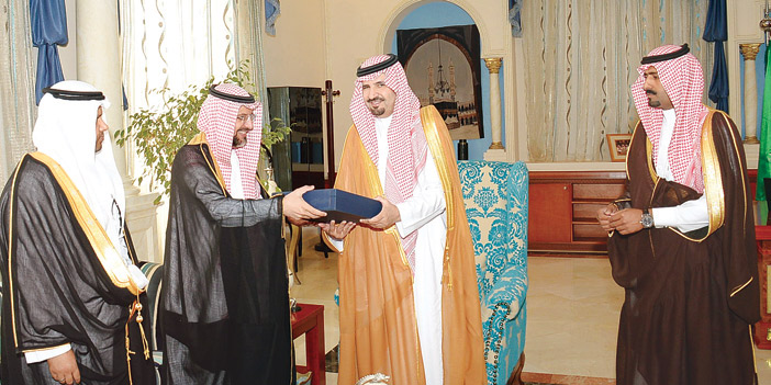  الشمري يقدِّم لأمير المنطقة هدية تذكارية