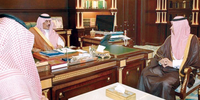  الأمير مشاري لدى استلامه التقرير