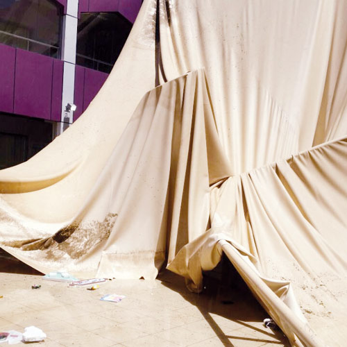  بقايا المظلة في فضاء المدرسة