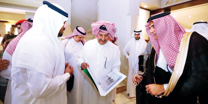   الأمير سلطان بن محمد يتسلم التقرير