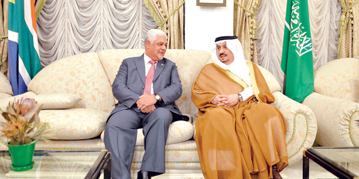  الأمير فيصل بن بندر وإلى جانبه محمد خان القائم بالأعمال في سفارة جنوب أفريقيا