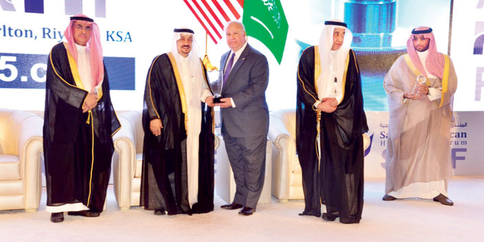  أمير منطقة الرياض والسفير الأمريكي خلال افتتاحه المنتدى العام الماضي