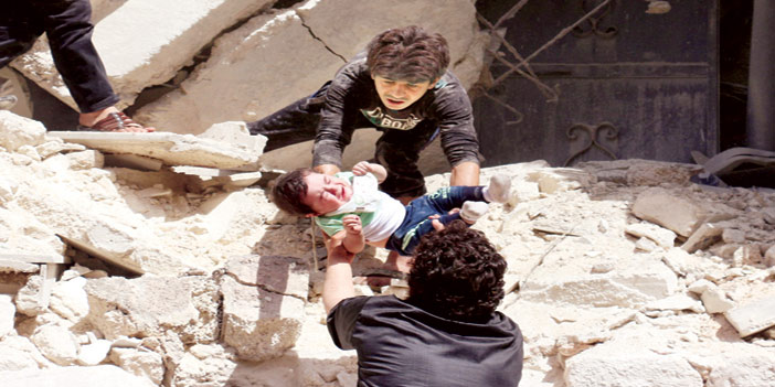  مواطنون يحاولون إنقاذ المتضررين من قصف قوات الأسد لأحد المستشفيات في حلب