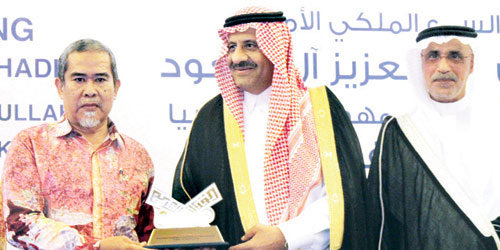  الأمير خالد بن سلطان يسلم الفائزين جوائزهم