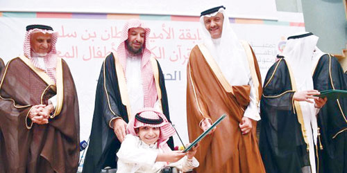  الأمير سلطان بن سلمان أثناء تكريمه الفائزين بالمسابقة