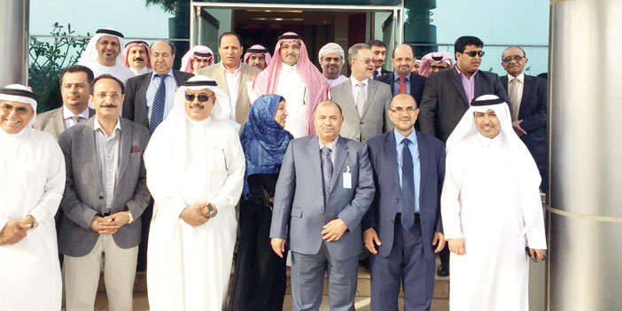  السفير آل جابر في صورة جماعية مع وفد الحكومة اليمنية في الكويت