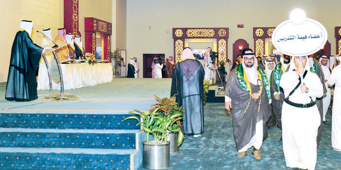  الأمير فيصل يتوسط مسؤولي وعدد من طلاب الهيئة