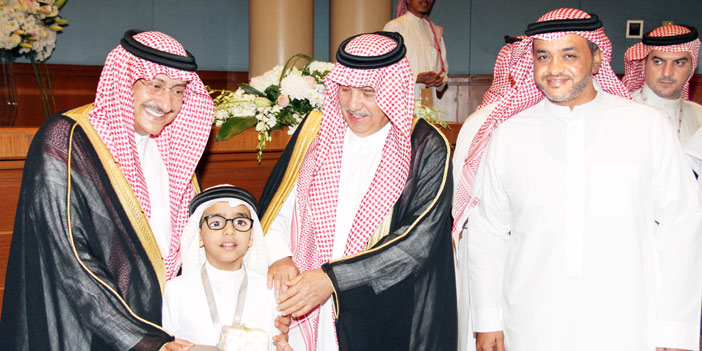   الأمير عبدالعزيز بن بندر مكرماً أحد الطلاب الفائزين