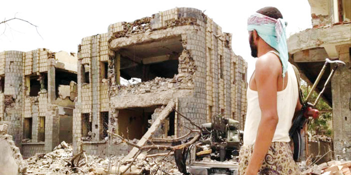  أحد أفراد المقاومة ينظر بألم وحسرة لما خلفته الميليشيا من خراب ودمار في حربها على المدن