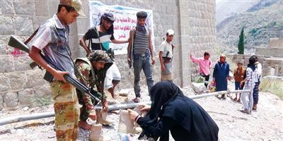 إعلاميات تعز يوزعن أحذية لأبطال المقاومة الشعبية 