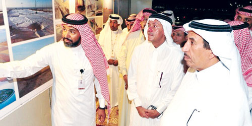  الأمير سعود يطلع على صور مرافق الجزيرة