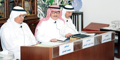  من اليمين: عبدالعزيز الهلابي، الشبيلي، ومحمد الهدلق، خلال الندوة