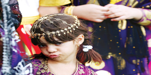 طفلة إماراتية تلبس الأزياء التقليدية بمهرجان في أبوظبي 