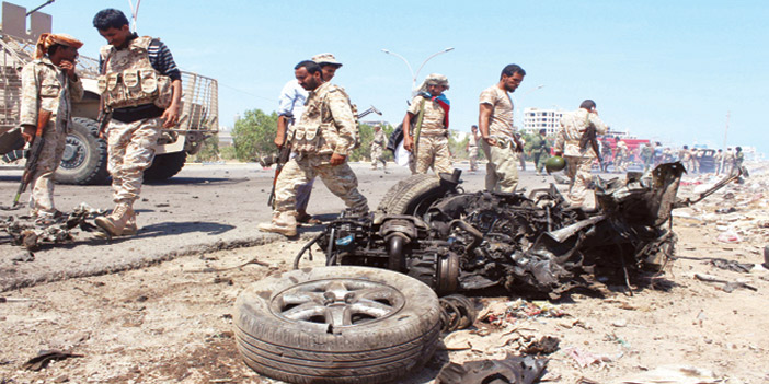  القوات اليمنية في عدن تتفقد أمس جانباً من بقايا انفجار سيارة مفخخة