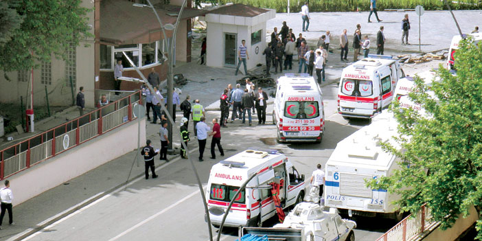   سيارات الإسعاف واقفة خارج مديريةِ الشرطة بعد التفجيرات