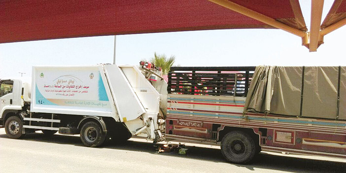   شاحنة البلدية تصادر المواد التالفة من السيارة المخالفة