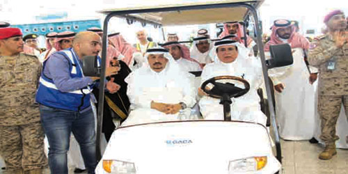  أمير منطقة الرياض مستقلاً عربة يقودها رئيس هيئة الطيران المدني