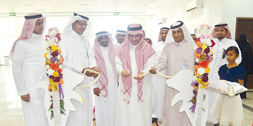   د. الحسين خلال افتتاحه المعرض