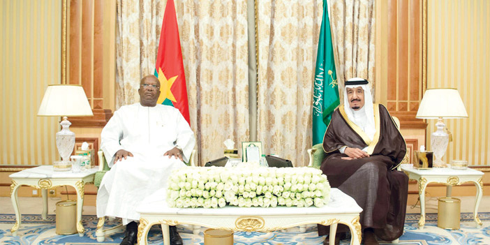   خادم الحرمين خلال جلسة المباحثات الرسمية مع رئيس بوركينا فاسو