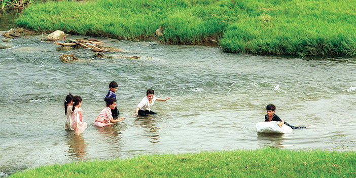  صغار يسبحون في أحد الأودية التي أمتلئة بمياه الأمطار