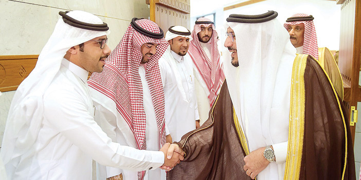  الأمير فيصل يرحب بالشباب