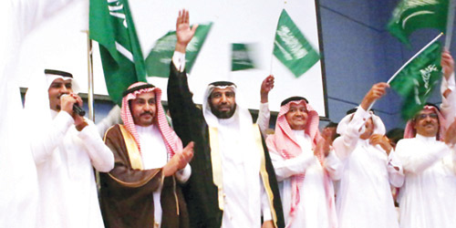   محافظ القريات ومدير التعليم أثناء حفل الختام